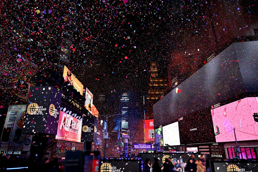 Times Square a strălucit de Anul Nou. Imagini inedite direct din mijlocul festivităților | GALERIE FOTO - Imaginea 25