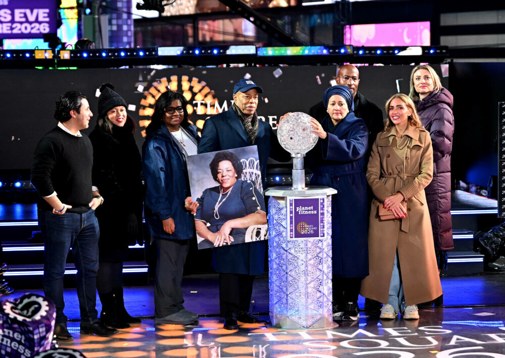 Times Square a strălucit de Anul Nou. Imagini inedite direct din mijlocul festivităților | GALERIE FOTO - Imaginea 27