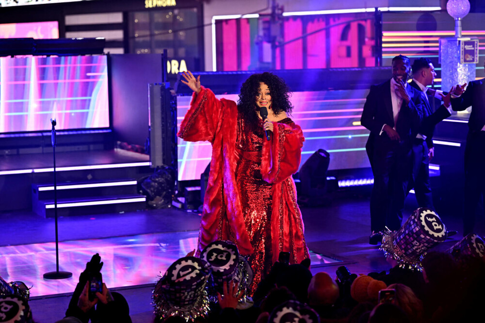 Times Square a strălucit de Anul Nou. Imagini inedite direct din mijlocul festivităților | GALERIE FOTO - Imaginea 30