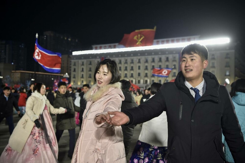 Revelionul în Coreea de Nord, în imagini. Supușii lui Kim Jong-Un au ieșit pe străzi în Phenian | GALERIE FOTO - Imaginea 5