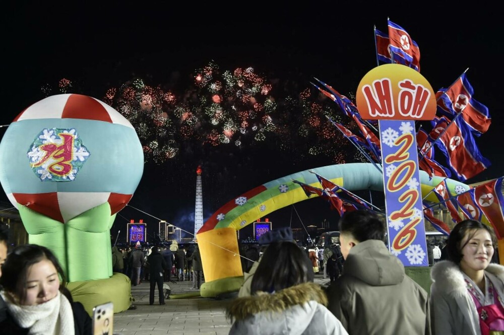 Revelionul în Coreea de Nord, în imagini. Supușii lui Kim Jong-Un au ieșit pe străzi în Phenian | GALERIE FOTO - Imaginea 6