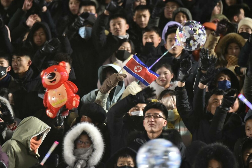 Revelionul în Coreea de Nord, în imagini. Supușii lui Kim Jong-Un au ieșit pe străzi în Phenian | GALERIE FOTO - Imaginea 8
