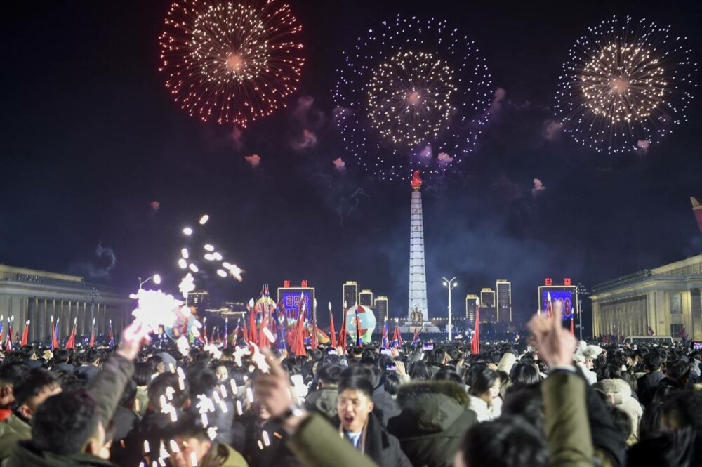 Revelionul în Coreea de Nord, în imagini. Supușii lui Kim Jong-Un au ieșit pe străzi în Phenian | GALERIE FOTO - Imaginea 9