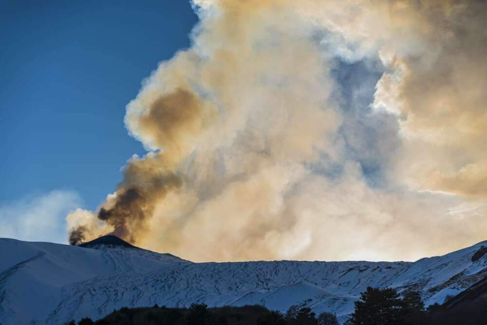 Vulcanul Etna a început să erupă. Imagini spectaculoase, cu lava în mijlocul zăpezii | GALERIE FOTO - Imaginea 1