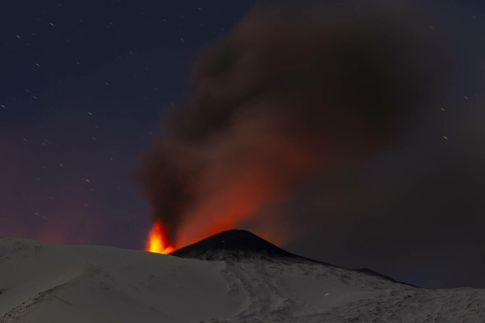 Vulcanul Etna a început să erupă. Imagini spectaculoase, cu lava în mijlocul zăpezii | GALERIE FOTO - Imaginea 3