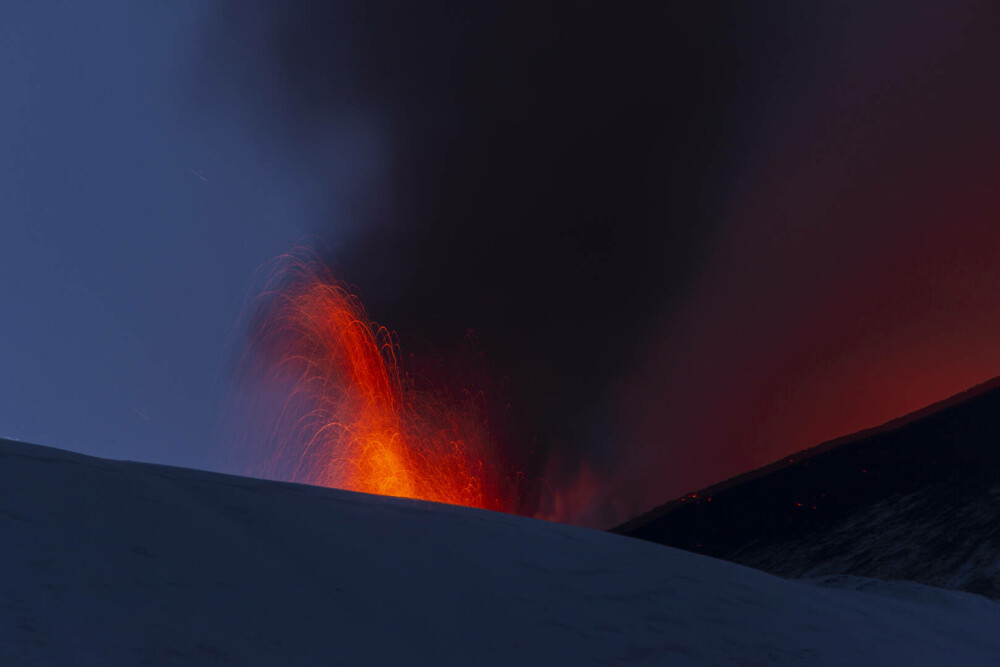 Vulcanul Etna a început să erupă. Imagini spectaculoase, cu lava în mijlocul zăpezii | GALERIE FOTO - Imaginea 4