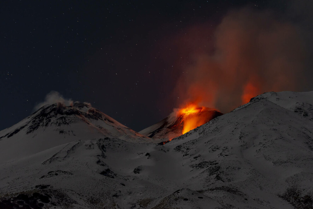 Vulcanul Etna a început să erupă. Imagini spectaculoase, cu lava în mijlocul zăpezii | GALERIE FOTO - Imaginea 5