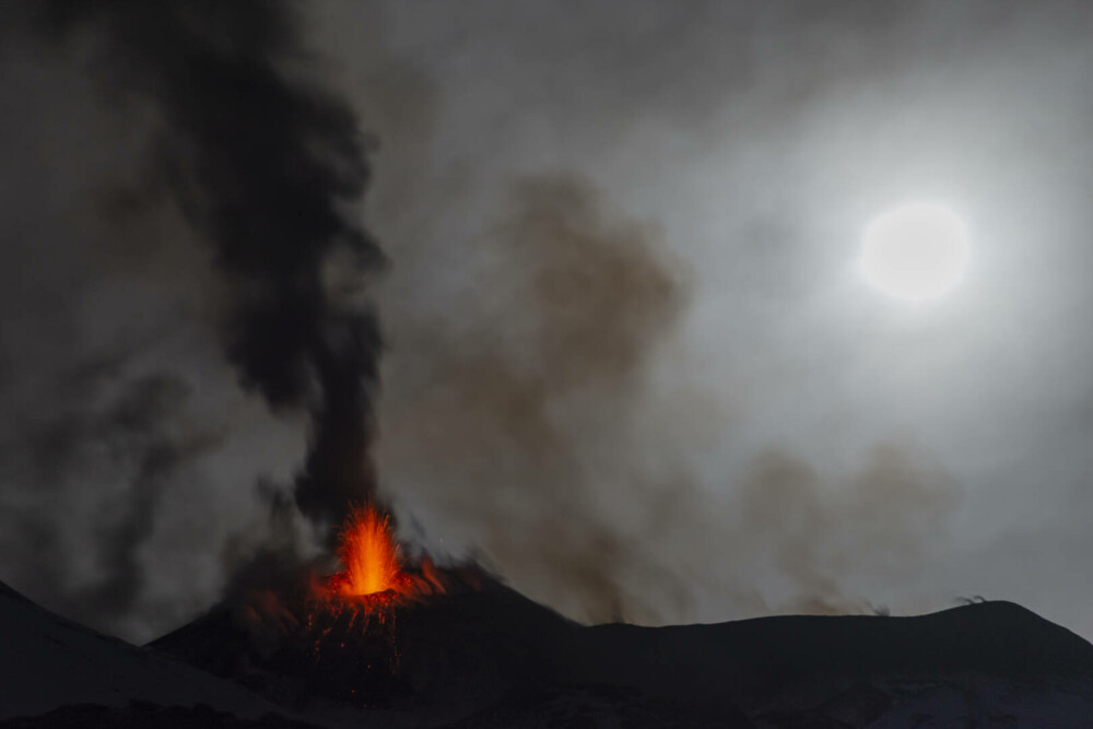 Vulcanul Etna a început să erupă. Imagini spectaculoase, cu lava în mijlocul zăpezii | GALERIE FOTO - Imaginea 6