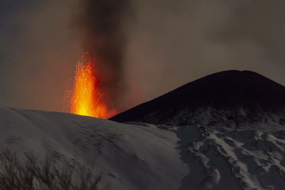 Vulcanul Etna a început să erupă. Imagini spectaculoase, cu lava în mijlocul zăpezii | GALERIE FOTO - Imaginea 7