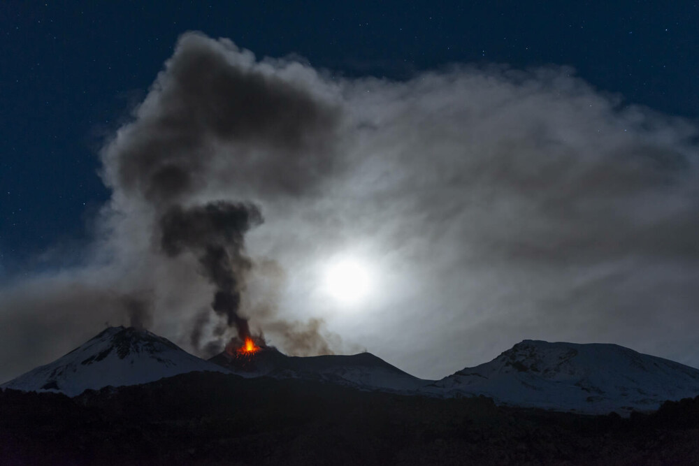 Vulcanul Etna a început să erupă. Imagini spectaculoase, cu lava în mijlocul zăpezii | GALERIE FOTO - Imaginea 8