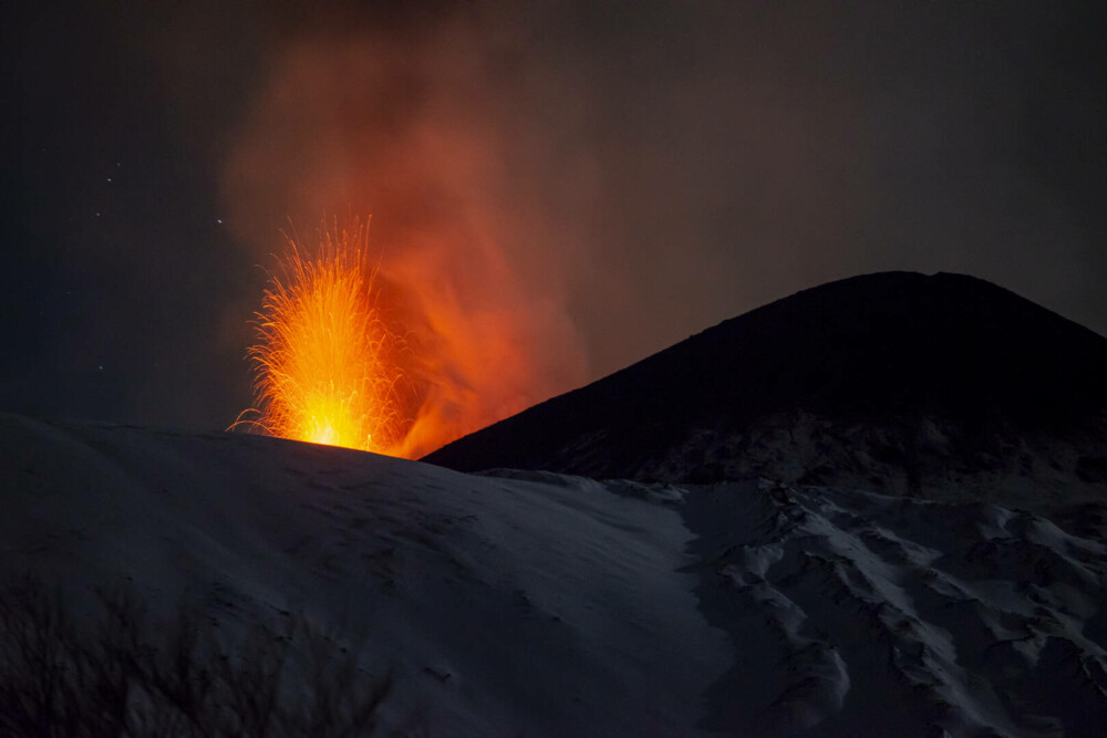 Vulcanul Etna a început să erupă. Imagini spectaculoase, cu lava în mijlocul zăpezii | GALERIE FOTO - Imaginea 9