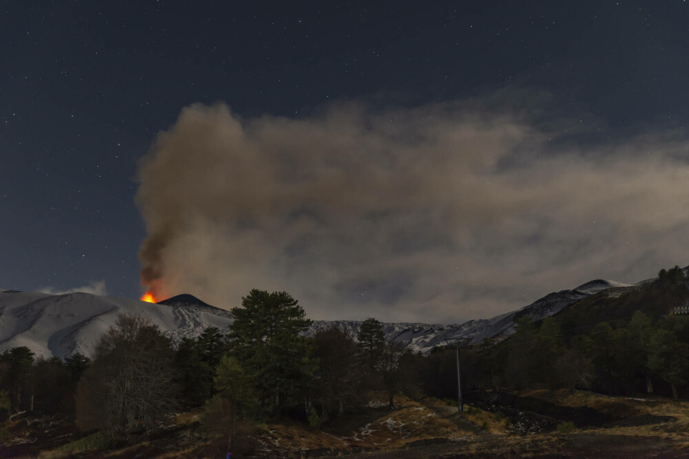 Vulcanul Etna a început să erupă. Imagini spectaculoase, cu lava în mijlocul zăpezii | GALERIE FOTO - Imaginea 10