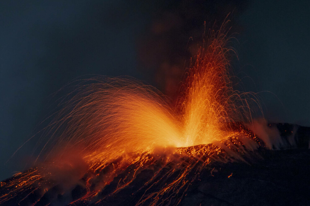 Vulcanul Etna a început să erupă. Imagini spectaculoase, cu lava în mijlocul zăpezii | GALERIE FOTO - Imaginea 11
