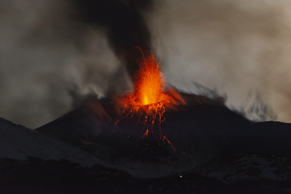 Vulcanul Etna a început să erupă. Imagini spectaculoase, cu lava în mijlocul zăpezii | GALERIE FOTO - Imaginea 12