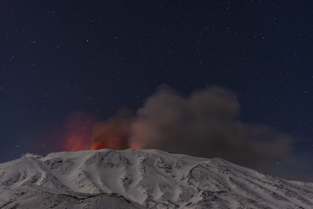 Vulcanul Etna a început să erupă. Imagini spectaculoase, cu lava în mijlocul zăpezii | GALERIE FOTO - Imaginea 15
