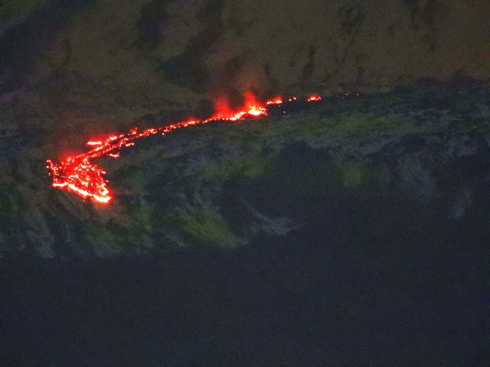 Vulcanul Etna a început să erupă. Imagini spectaculoase, cu lava în mijlocul zăpezii | GALERIE FOTO - Imaginea 16
