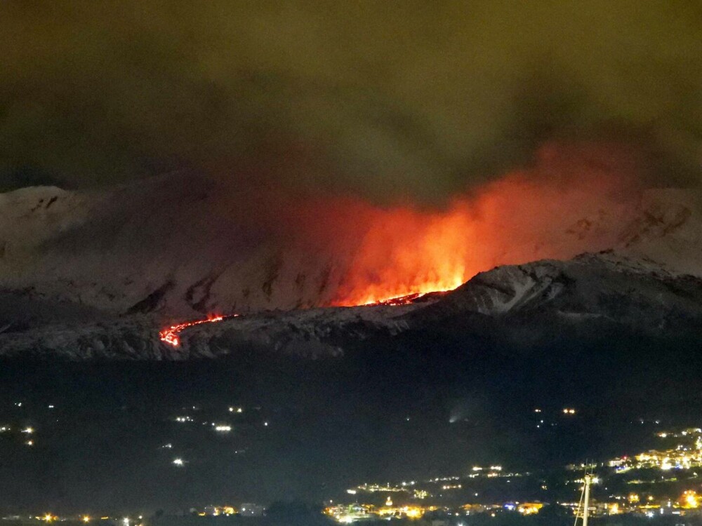Vulcanul Etna a început să erupă. Imagini spectaculoase, cu lava în mijlocul zăpezii | GALERIE FOTO - Imaginea 19