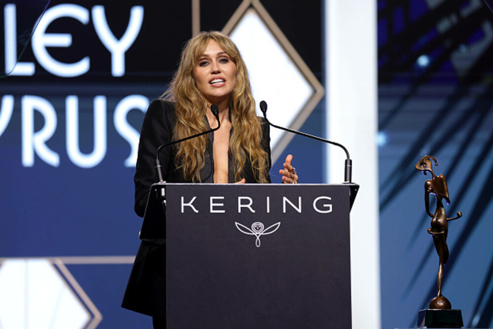 Miley Cyrus și mama ei au strălucit la Festivalul de Film de la Palm Springs. Cele două seamănă izbitor. GALERIE FOTO - Imaginea 8