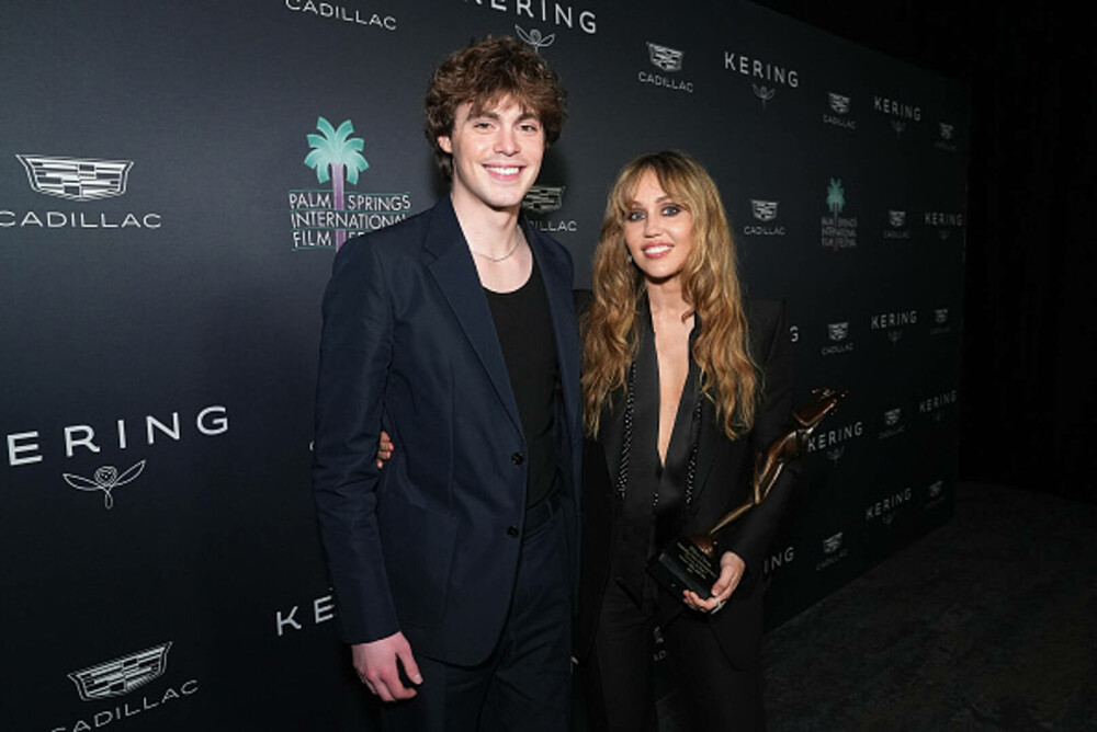 Miley Cyrus și mama ei au strălucit la Festivalul de Film de la Palm Springs. Cele două seamănă izbitor. GALERIE FOTO - Imaginea 11