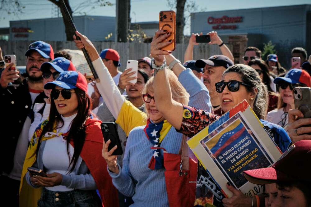 Venezuelenii din Florida au sărbătorit capturarea lui Nicolas Maduro. „Sunt mulți ani în care am așteptat acest moment”. FOTO - Imaginea 1