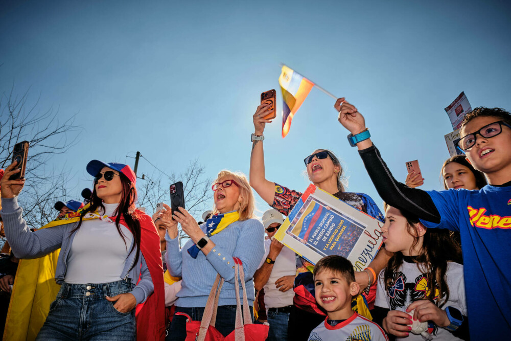 Venezuelenii din Florida au sărbătorit capturarea lui Nicolas Maduro. „Sunt mulți ani în care am așteptat acest moment”. FOTO - Imaginea 2