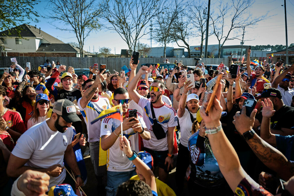 Venezuelenii din Florida au sărbătorit capturarea lui Nicolas Maduro. „Sunt mulți ani în care am așteptat acest moment”. FOTO - Imaginea 4