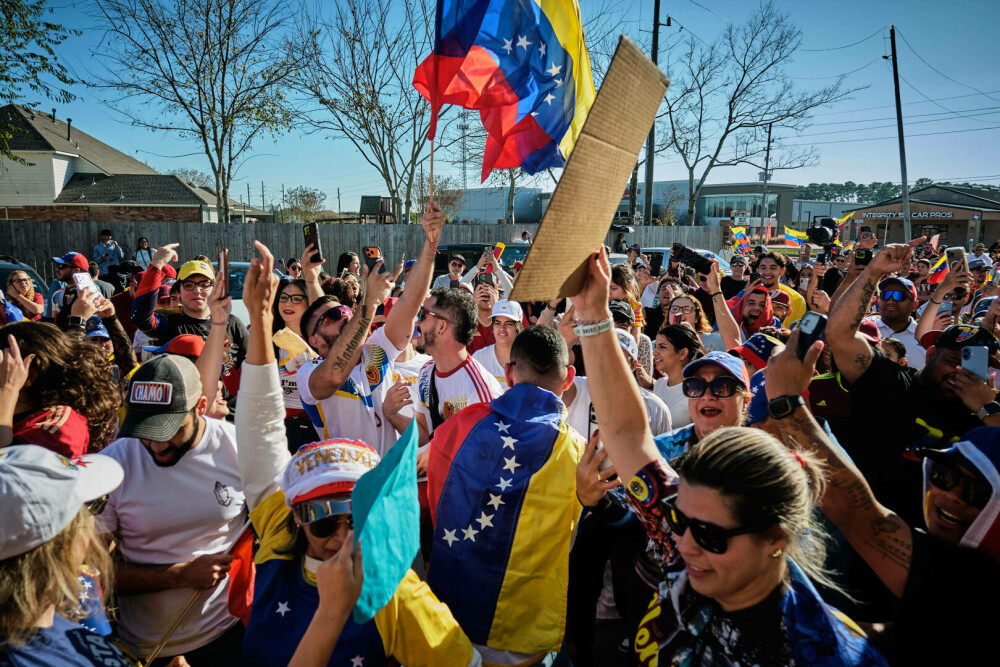 Venezuelenii din Florida au sărbătorit capturarea lui Nicolas Maduro. „Sunt mulți ani în care am așteptat acest moment”. FOTO - Imaginea 5
