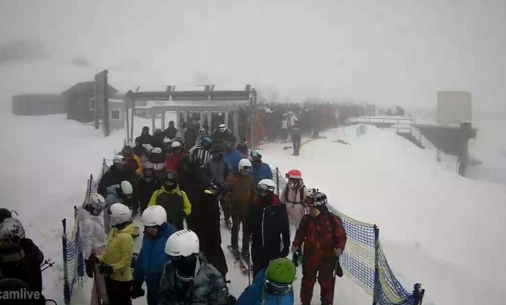Aglomerație la gondola din Sinaia, după câteva zile în care instalațiile nu au funcționat. „Încercați și alte stațiuni” - Imaginea 3
