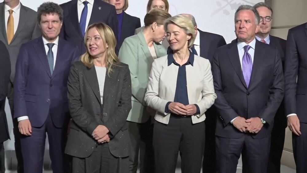 Summit-ul din Paris. VIDEO cu președintele Nicușor Dan, poziționat ”strategic” la fotografia de grup, lângă liderii Europei - Imaginea 11