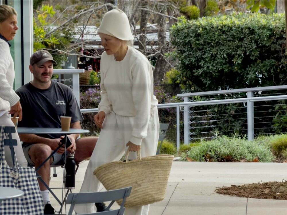 Pamela Anderson își redefinește frumusețea la 58 de ani. Cum a fost surprinsă în Malibu. „Creez un personaj”. FOTO - Imaginea 2