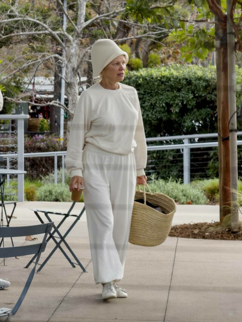 Pamela Anderson își redefinește frumusețea la 58 de ani. Cum a fost surprinsă în Malibu. „Creez un personaj”. FOTO - Imaginea 3