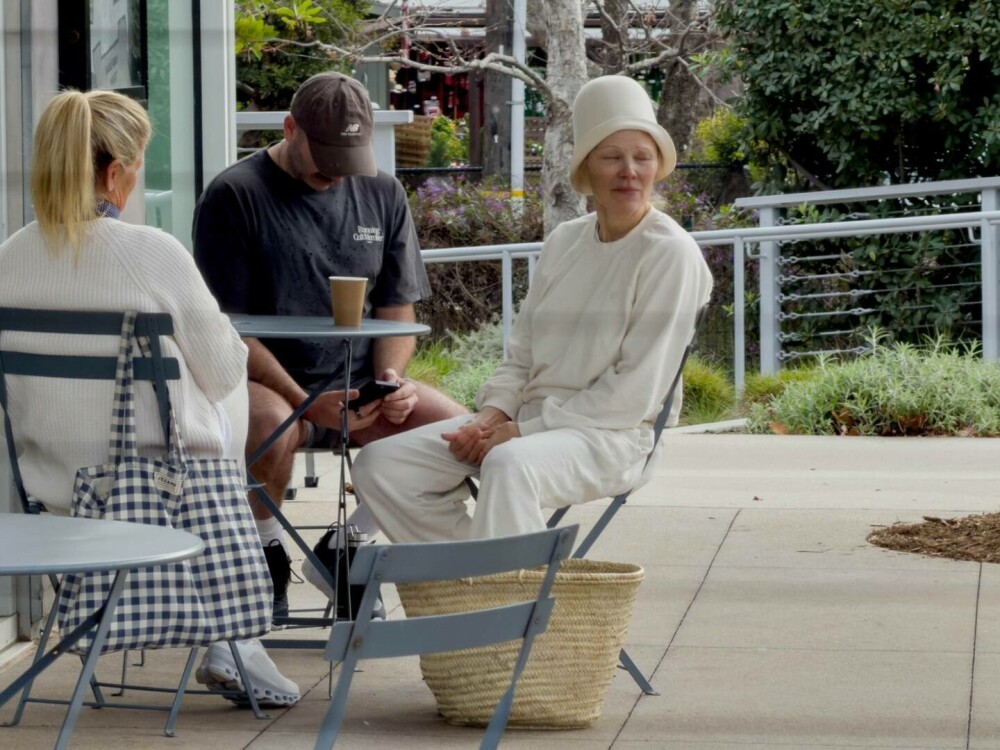 Pamela Anderson își redefinește frumusețea la 58 de ani. Cum a fost surprinsă în Malibu. „Creez un personaj”. FOTO - Imaginea 4