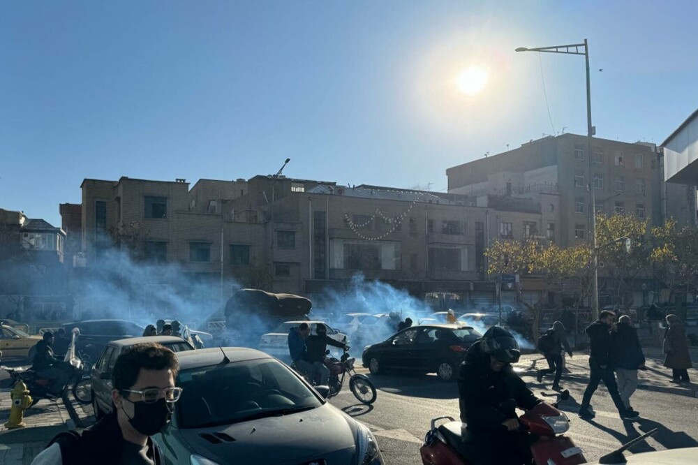 Protestele sângeroase din Iran, în imagini. Adevărate lupte s-au dat în bazarul din Teheran: „Libertate!” | GALERIE FOTO - Imaginea 1