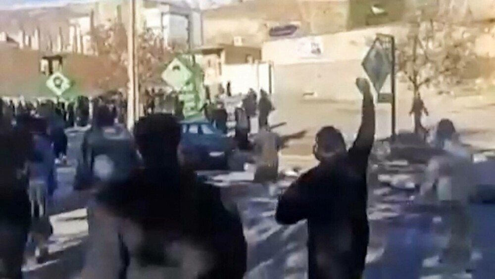 Protestele sângeroase din Iran, în imagini. Adevărate lupte s-au dat în bazarul din Teheran: „Libertate!” | GALERIE FOTO - Imaginea 3