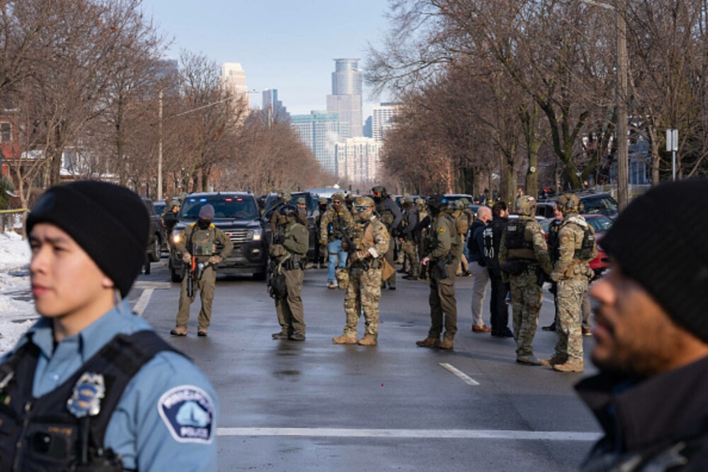 Revoltă în SUA după ce agenții pentru Imigrație au împușcat-o pe șoferița de 37 de ani. Edilul din Minneapolis, reacție dură - Imaginea 11