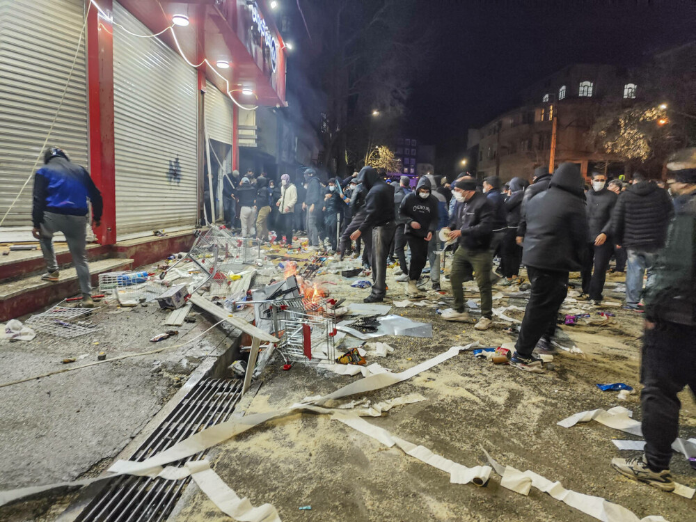 Un rapper iranian povestește scenele de groază văzute în Iran: cadavre lăsate pe străzi, ca să-i sperie pe protestatari - Imaginea 3