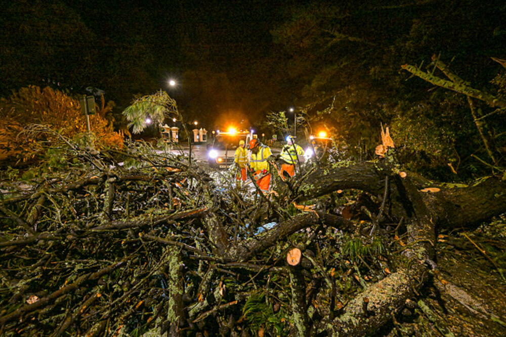 Franța, lovită de furtuna Goretti cu rafale de peste 200 km/h. Peste 380.000 de locuințe au rămas fără electricitate. FOTO - Imaginea 7