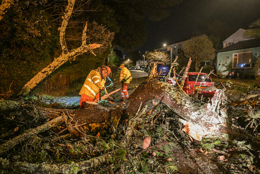 Franța, lovită de furtuna Goretti cu rafale de peste 200 km/h. Peste 380.000 de locuințe au rămas fără electricitate. FOTO - Imaginea 3