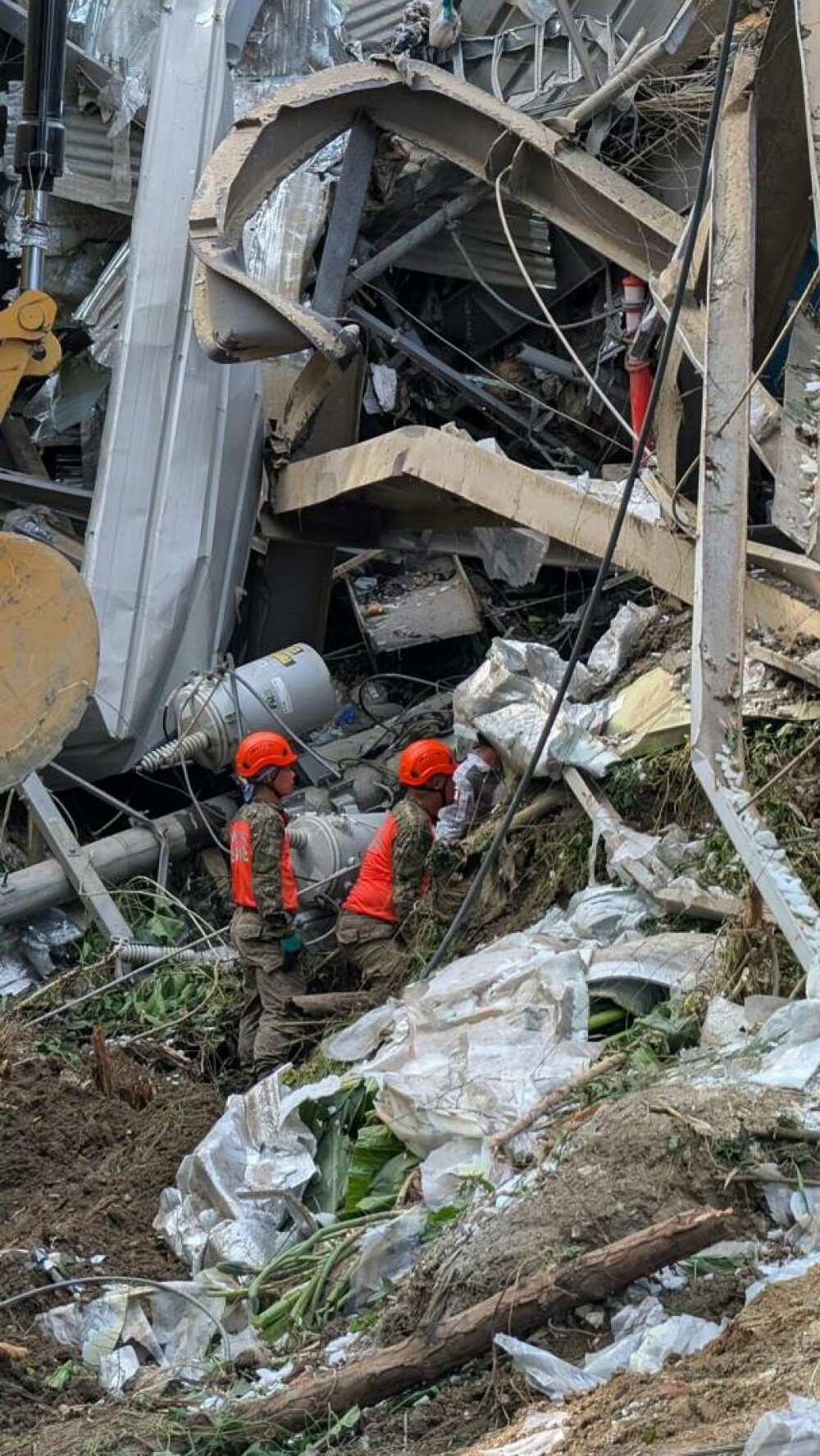 Un „munte” de gunoaie s-a prăbușit într-un oraș din Filipine, 100 de oameni au fost îngropați de vii | FOTO & VIDEO - Imaginea 5