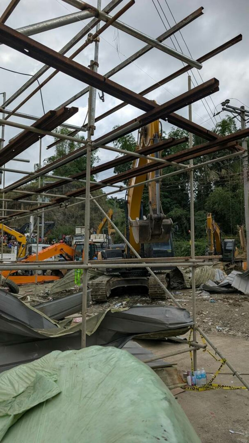 Un „munte” de gunoaie s-a prăbușit într-un oraș din Filipine, 100 de oameni au fost îngropați de vii | FOTO & VIDEO - Imaginea 8