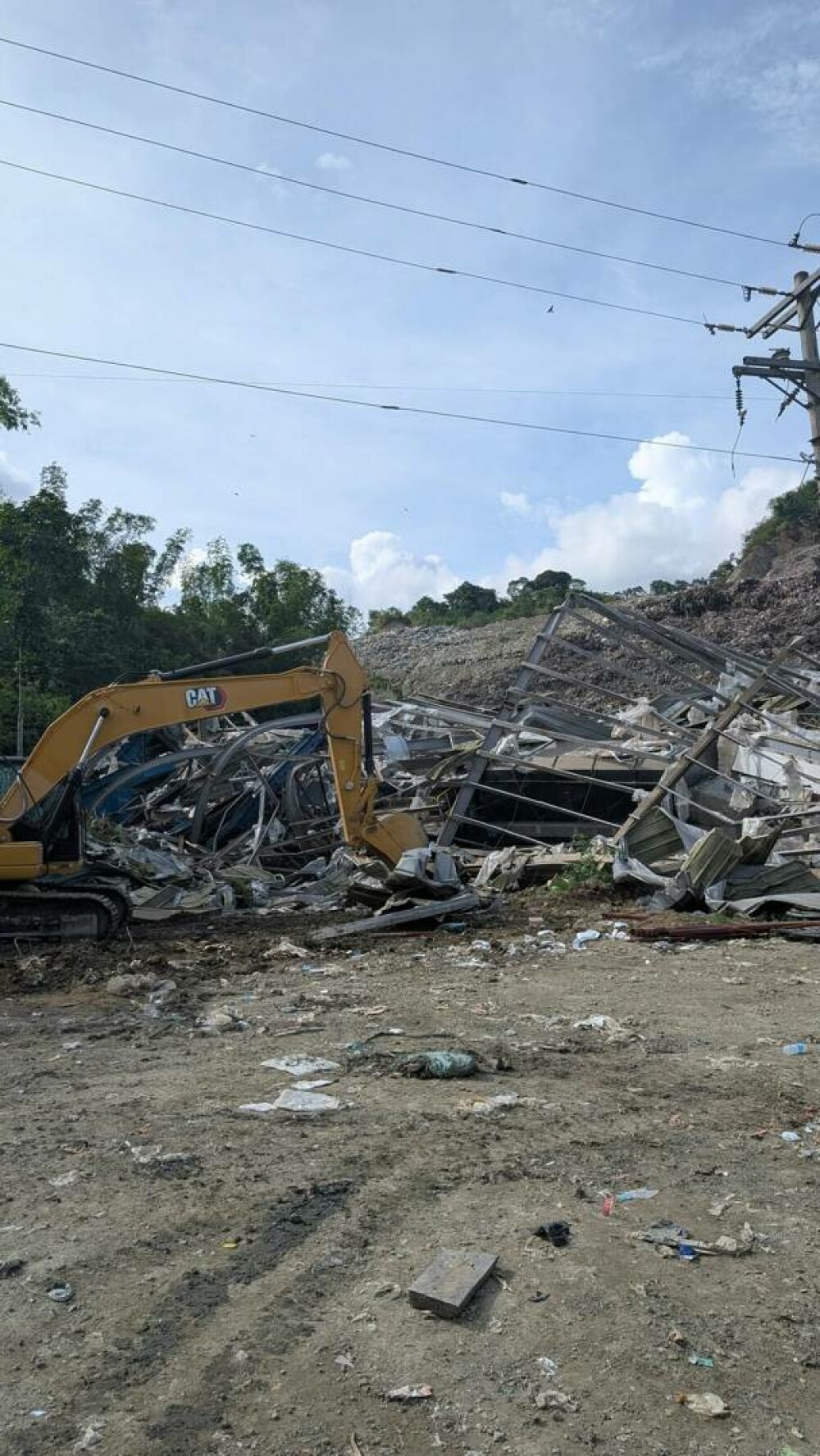Un „munte” de gunoaie s-a prăbușit într-un oraș din Filipine, 100 de oameni au fost îngropați de vii | FOTO & VIDEO - Imaginea 9