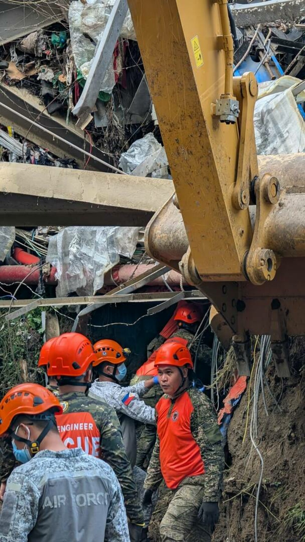 Un „munte” de gunoaie s-a prăbușit într-un oraș din Filipine, 100 de oameni au fost îngropați de vii | FOTO & VIDEO - Imaginea 11