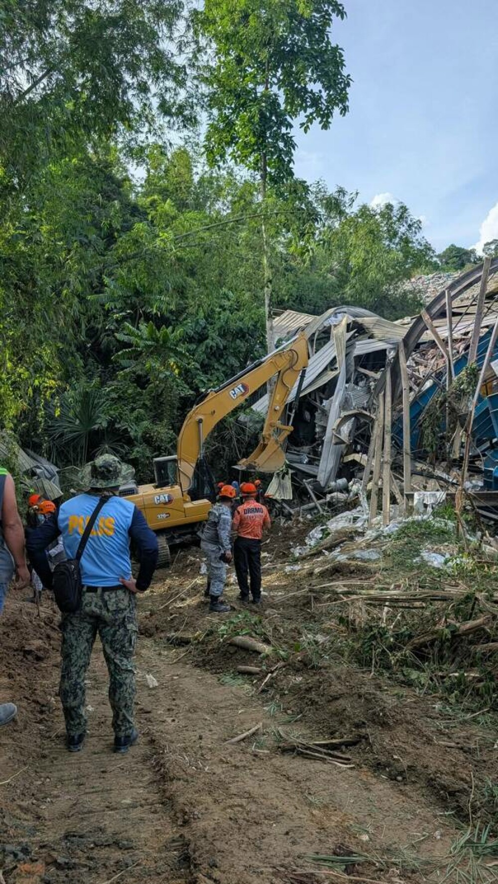 Un „munte” de gunoaie s-a prăbușit într-un oraș din Filipine, 100 de oameni au fost îngropați de vii | FOTO & VIDEO - Imaginea 13