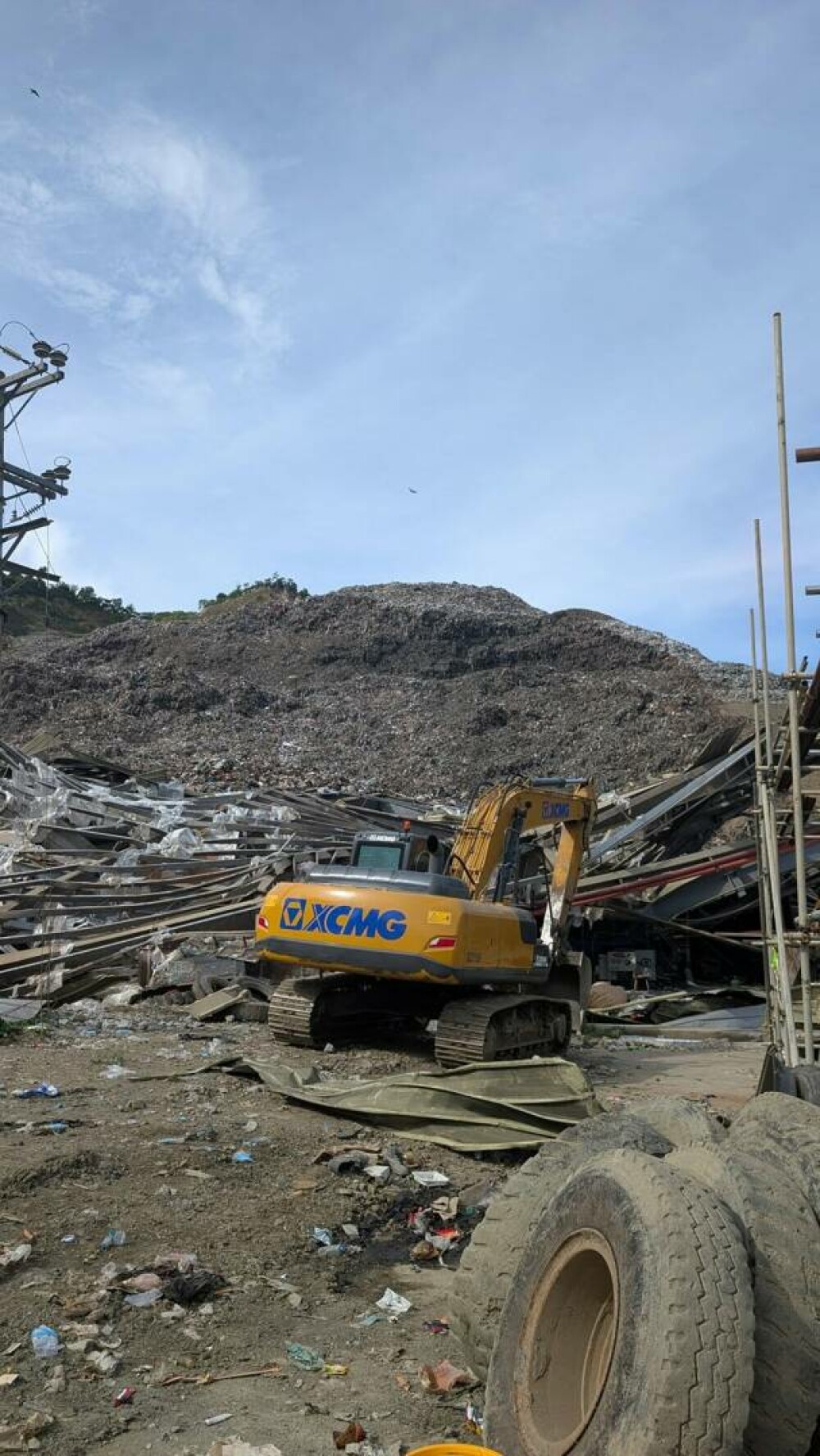 Un „munte” de gunoaie s-a prăbușit într-un oraș din Filipine, 100 de oameni au fost îngropați de vii | FOTO & VIDEO - Imaginea 14