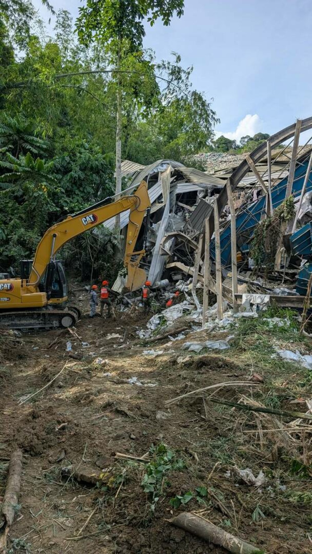 Un „munte” de gunoaie s-a prăbușit într-un oraș din Filipine, 100 de oameni au fost îngropați de vii | FOTO & VIDEO - Imaginea 15