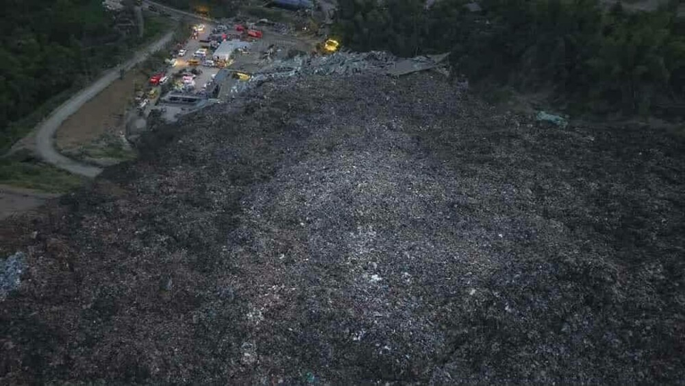 Un „munte” de gunoaie s-a prăbușit într-un oraș din Filipine, 100 de oameni au fost îngropați de vii | FOTO & VIDEO - Imaginea 16