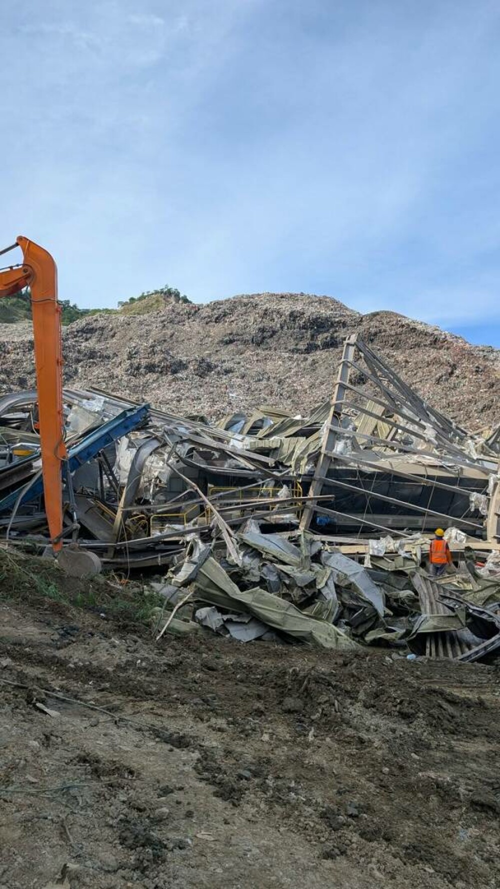 Un „munte” de gunoaie s-a prăbușit într-un oraș din Filipine, 100 de oameni au fost îngropați de vii | FOTO & VIDEO - Imaginea 17