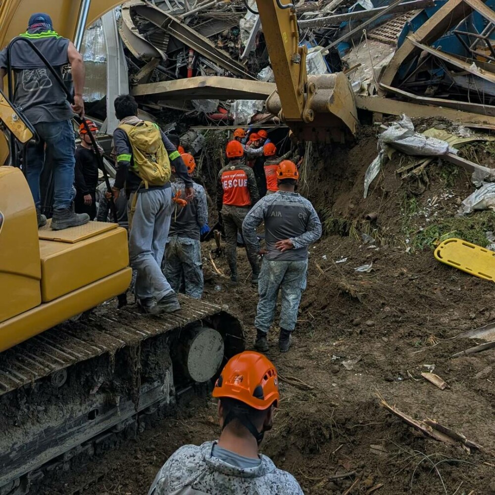 Un „munte” de gunoaie s-a prăbușit într-un oraș din Filipine, 100 de oameni au fost îngropați de vii | FOTO & VIDEO - Imaginea 19