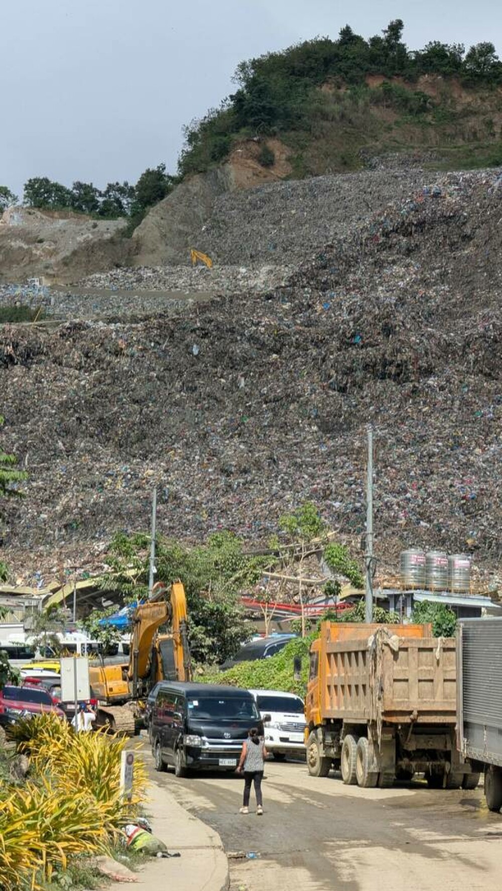 Un „munte” de gunoaie s-a prăbușit într-un oraș din Filipine, 100 de oameni au fost îngropați de vii | FOTO & VIDEO - Imaginea 27