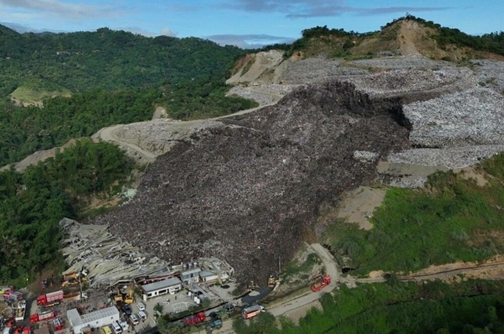 Un „munte” de gunoaie s-a prăbușit într-un oraș din Filipine, 100 de oameni au fost îngropați de vii | FOTO & VIDEO - Imaginea 29